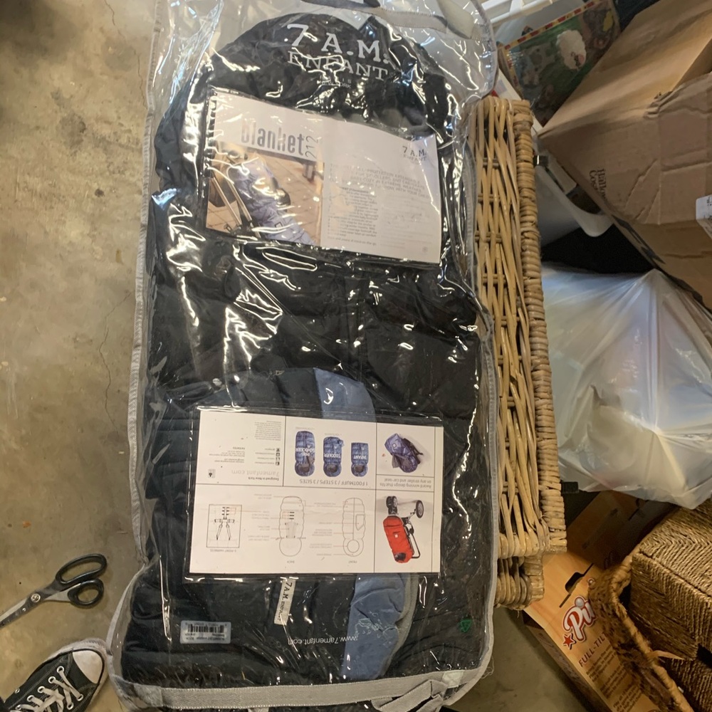 7 AM Enfant 212 Evolution Blanket in Black. EUC.
